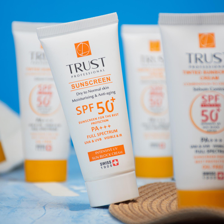 کرم ضد آفتاب رنگی و ضد پیری تراست بژ تیره ۴۰ میل — مناسب پوست خشک تا نرمال، محافظت و پیشگیری از پیری